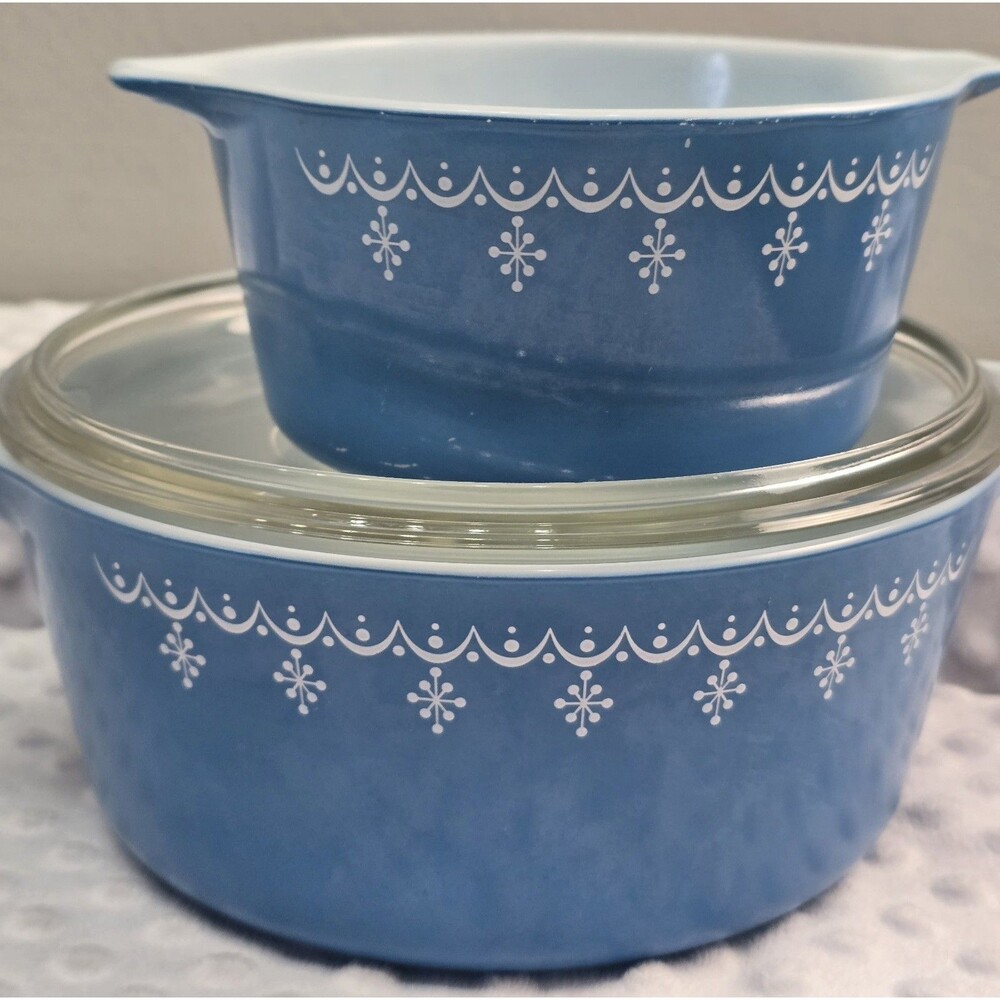 Pyrex Snowflake Garland Set 2 1/2 Qt Round Glass Casserole Bowls 473 475-B Chip